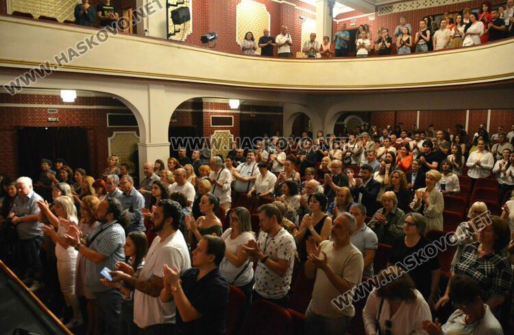 Ирини Жамбонас и Владислав Виолинов с ннаградите за Поддържаща роля от „Театър, обичам те!“