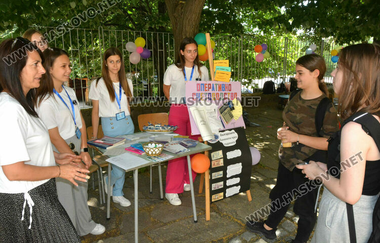 Възпитаници на Финансово-стопанската гимназия вече прилагат наученото в клас