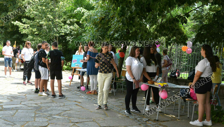 Възпитаници на Финансово-стопанската гимназия вече прилагат наученото в клас