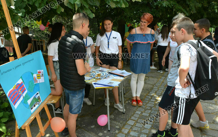 Възпитаници на Финансово-стопанската гимназия вече прилагат наученото в клас