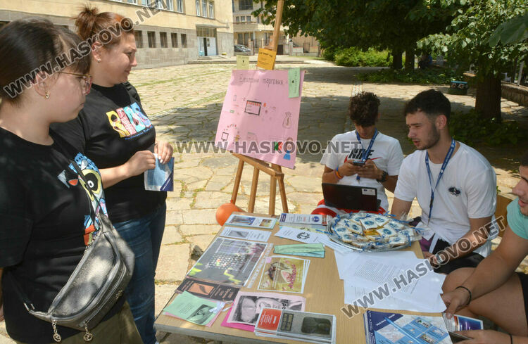 Възпитаници на Финансово-стопанската гимназия вече прилагат наученото в клас