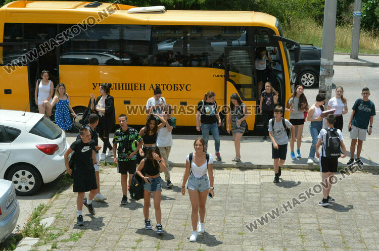 Възпитаници на Финансово-стопанската гимназия вече прилагат наученото в клас