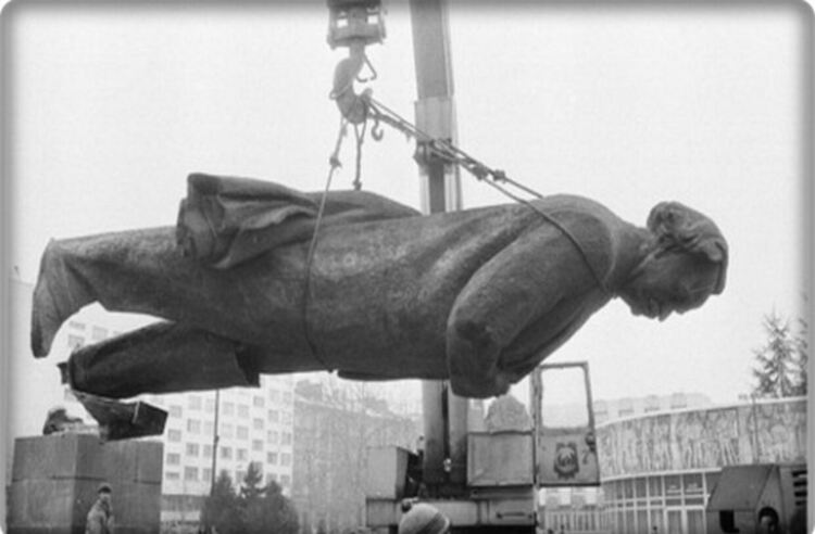 Местните социалисти искат възстановяването на паметника на Георги Димитров в Димитровград