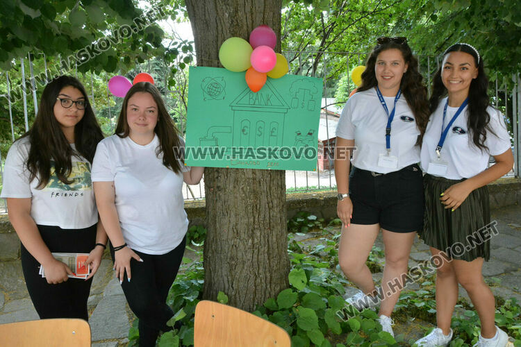 Възпитаници на Финансово-стопанската гимназия вече прилагат наученото в клас