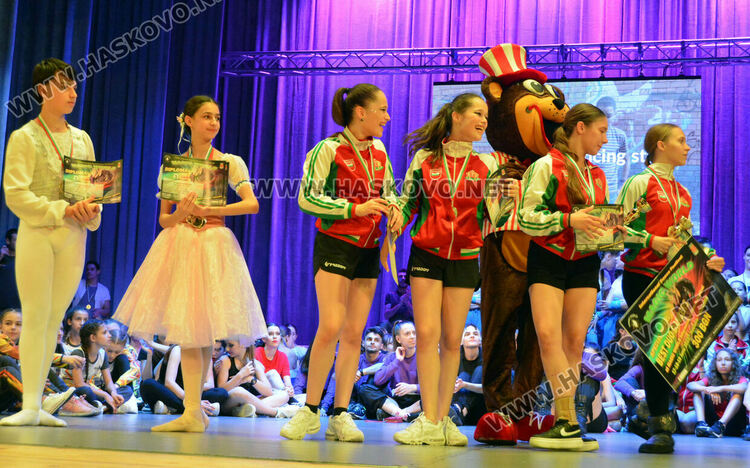 Купата на кмета във фестивала “Вълшебен свят“ е за танцьорите от „Косара“-Асеновград