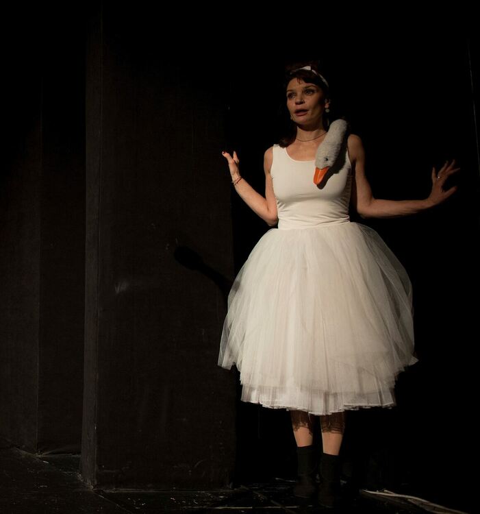 Ирини Жамбонас и Владислав Виолинов с ннаградите за Поддържаща роля от „Театър, обичам те!“