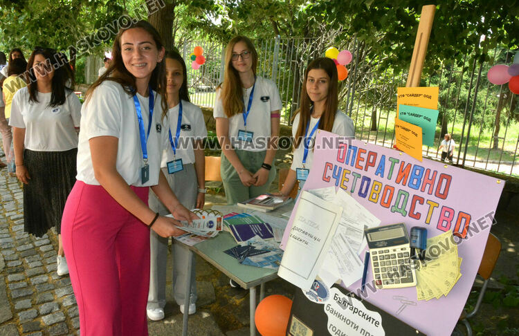 Възпитаници на Финансово-стопанската гимназия вече прилагат наученото в клас