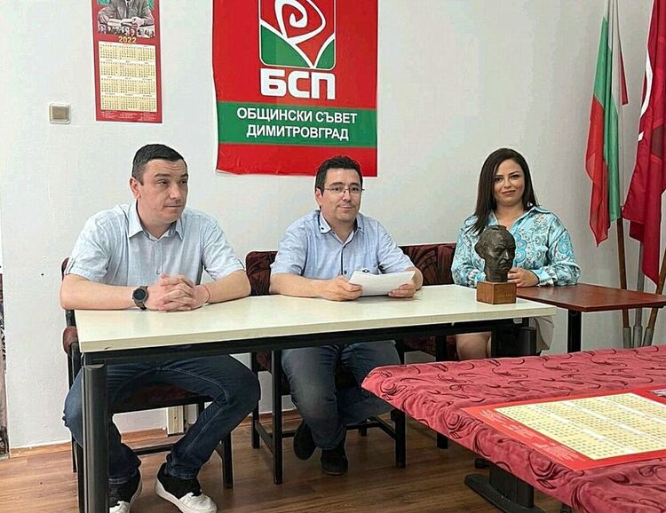 Местните социалисти искат възстановяването на паметника на Георги Димитров в Димитровград