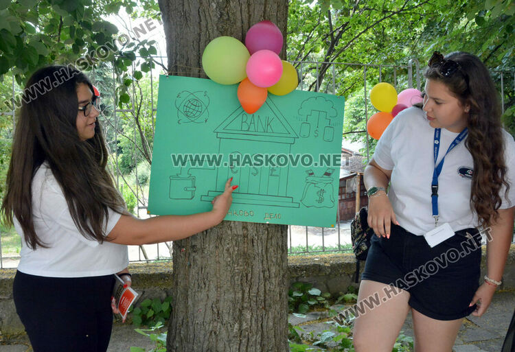 Възпитаници на Финансово-стопанската гимназия вече прилагат наученото в клас