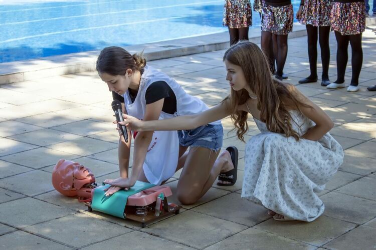 Димитровградския басейн отвори врати - за деца безплатно, за младежи - 1лв., за възрастни - 3лв. на ден