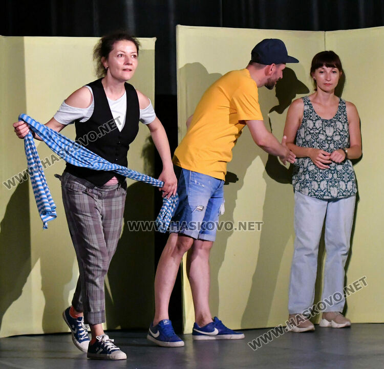 Ученици гледаха форум-театър, посветен на Международния ден за борба с наркоманиите