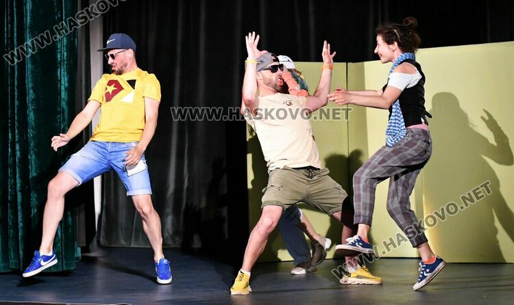 Ученици гледаха форум-театър, посветен на Международния ден за борба с наркоманиите