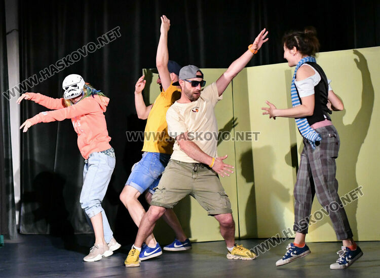 Ученици гледаха форум-театър, посветен на Международния ден за борба с наркоманиите