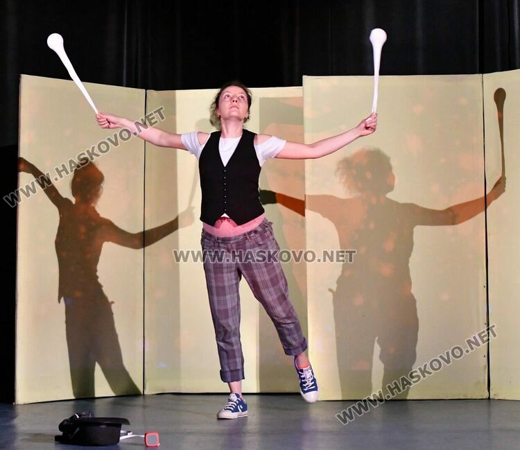 Ученици гледаха форум-театър, посветен на Международния ден за борба с наркоманиите