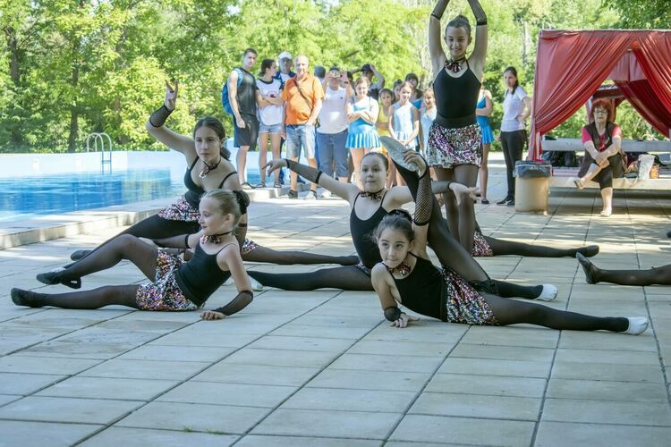 Димитровградския басейн отвори врати - за деца безплатно, за младежи - 1лв., за възрастни - 3лв. на ден