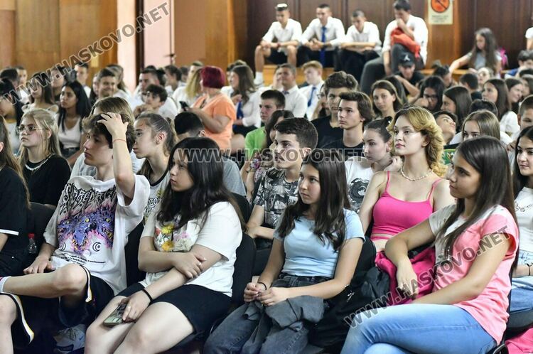 Ученици гледаха форум-театър, посветен на Международния ден за борба с наркоманиите