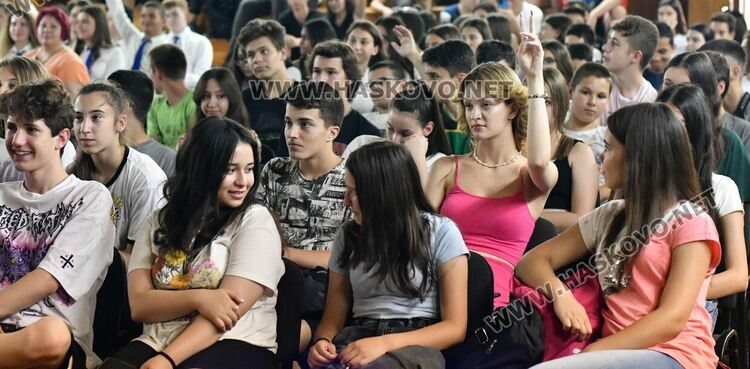 Ученици гледаха форум-театър, посветен на Международния ден за борба с наркоманиите