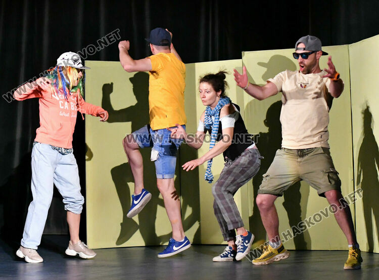 Ученици гледаха форум-театър, посветен на Международния ден за борба с наркоманиите