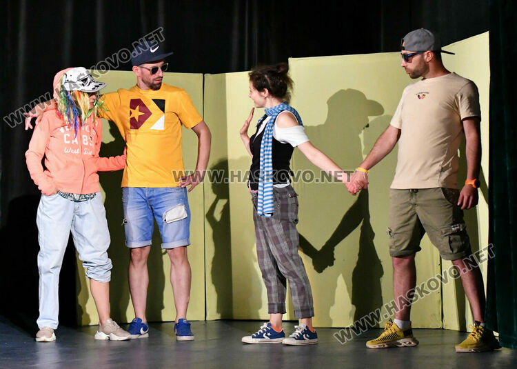 Ученици гледаха форум-театър, посветен на Международния ден за борба с наркоманиите