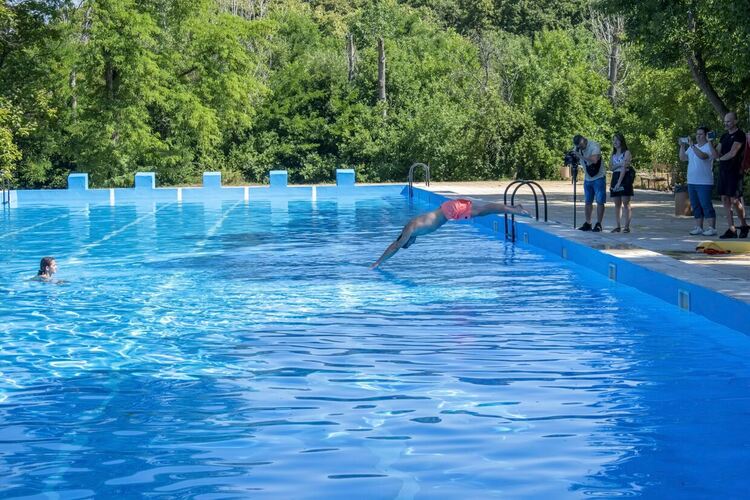 Димитровградския басейн отвори врати - за деца безплатно, за младежи - 1лв., за възрастни - 3лв. на ден