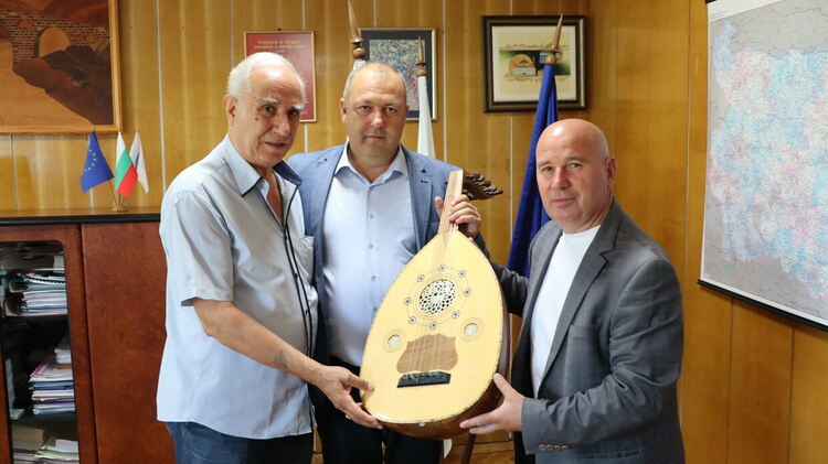 Мелтун Кадъоглу дари уд на самодейните колективи към читалището в Ардино