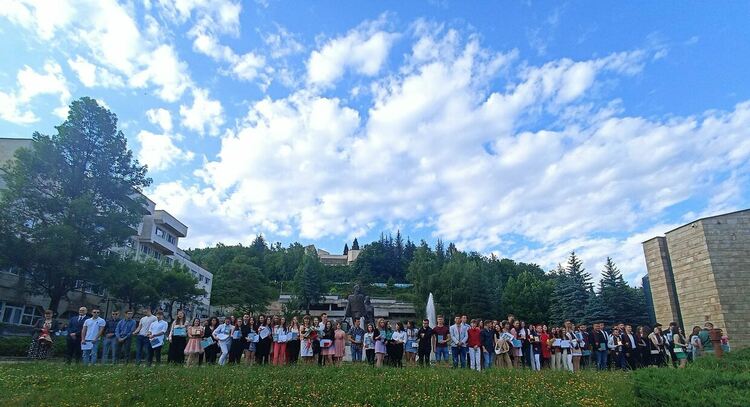 Райковската гимназия изпрати випуск 2022