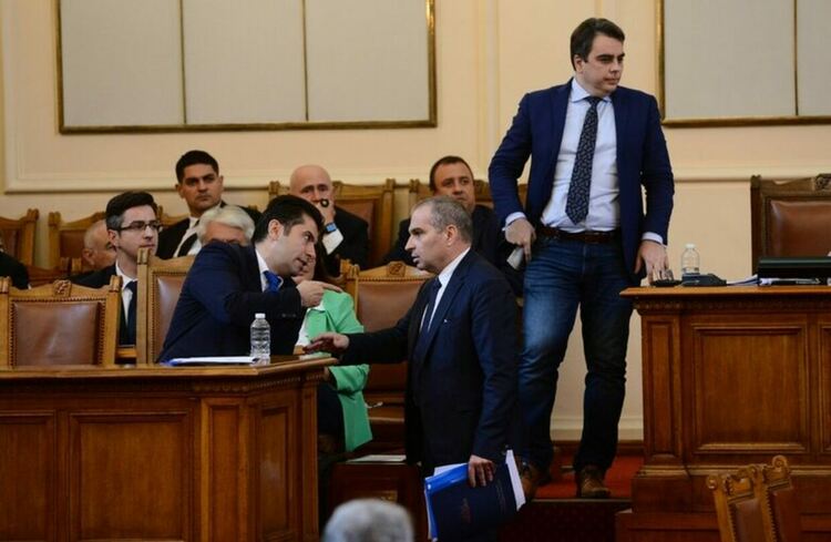 "Лъжец", "Мафия": Дебатът по искането за оставка на кабинета "Петков" ескалира в лични нападки