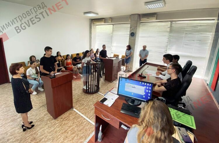 Ученици поеха съдебната зала в димитровградския съд