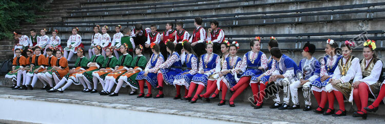 7 фолклорни състава, певци и музиканти изнесоха благотворителен концерт