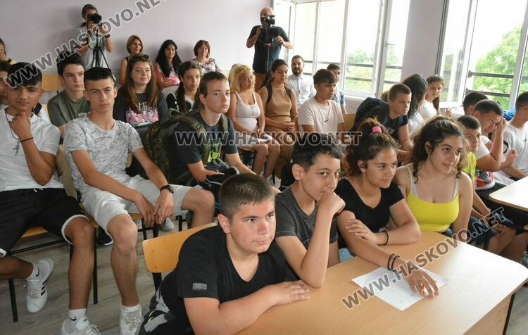 В Професионалната гимназия по лека промишленост се представиха оригинално пред седмокласници 