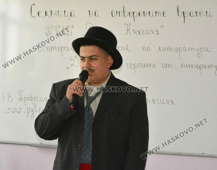 В Професионалната гимназия по лека промишленост се представиха оригинално пред седмокласници 