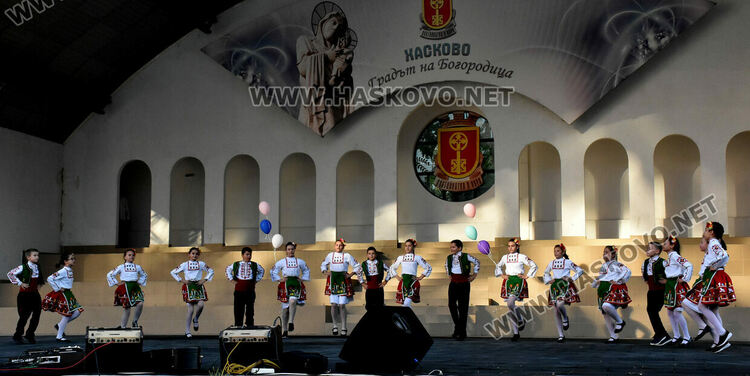 7 фолклорни състава, певци и музиканти изнесоха благотворителен концерт