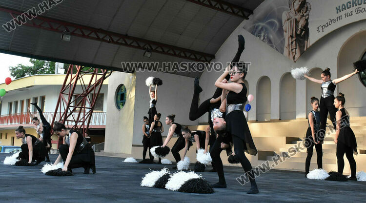 7 фолклорни състава, певци и музиканти изнесоха благотворителен концерт