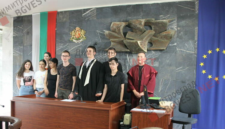 Ученици поеха съдебната зала в димитровградския съд