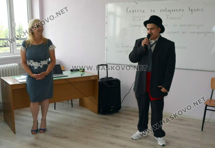 В Професионалната гимназия по лека промишленост се представиха оригинално пред седмокласници 