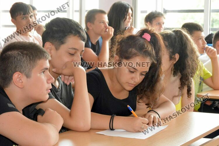 В Професионалната гимназия по лека промишленост се представиха оригинално пред седмокласници 