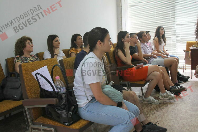 Ученици поеха съдебната зала в димитровградския съд