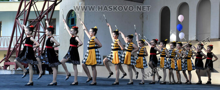 7 фолклорни състава, певци и музиканти изнесоха благотворителен концерт