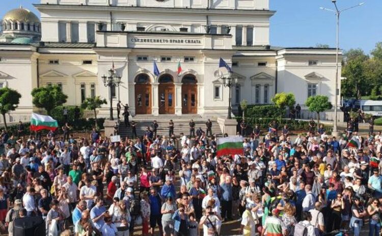 Над 10 000 са пред НС, за да подкрепят правителството (на живо)