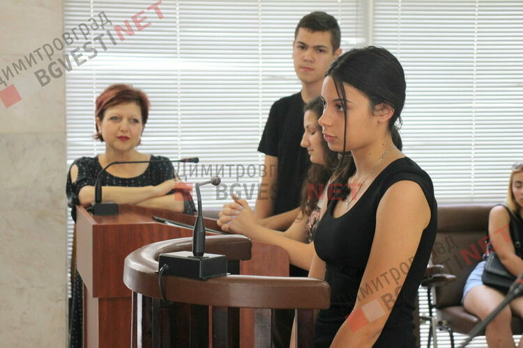 Ученици поеха съдебната зала в димитровградския съд