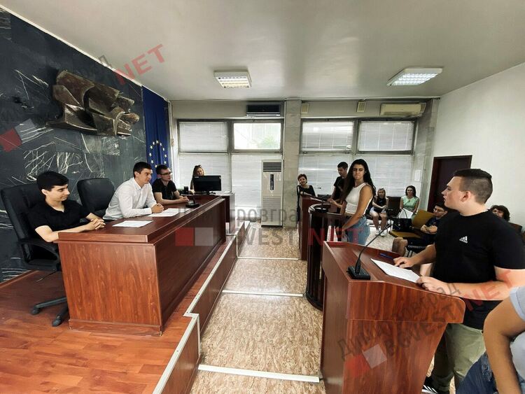 Ученици поеха съдебната зала в димитровградския съд