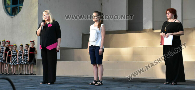 7 фолклорни състава, певци и музиканти изнесоха благотворителен концерт