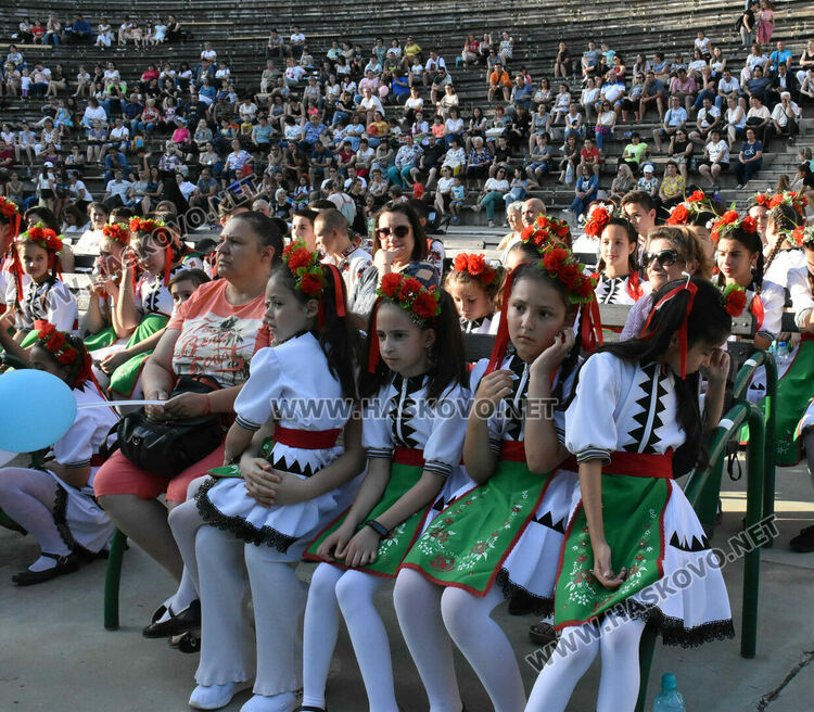 7 фолклорни състава, певци и музиканти изнесоха благотворителен концерт