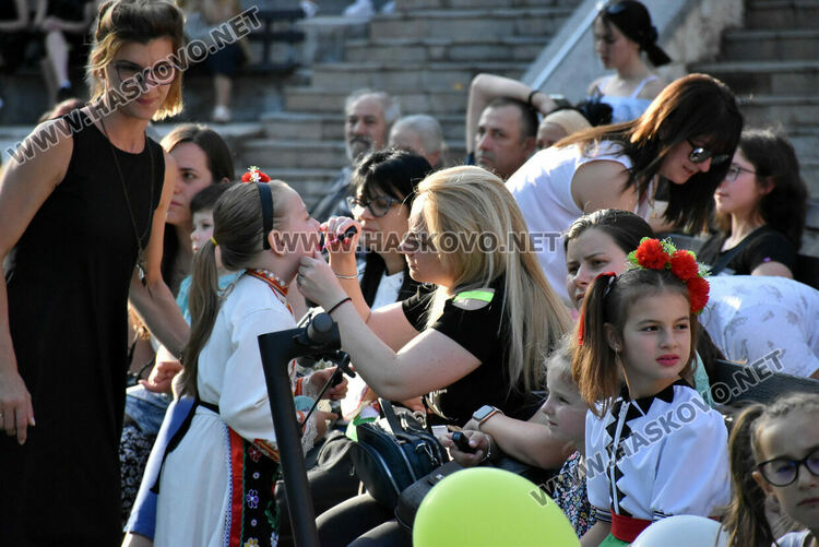 7 фолклорни състава, певци и музиканти изнесоха благотворителен концерт