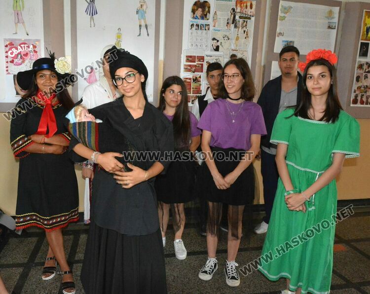 В Професионалната гимназия по лека промишленост се представиха оригинално пред седмокласници 