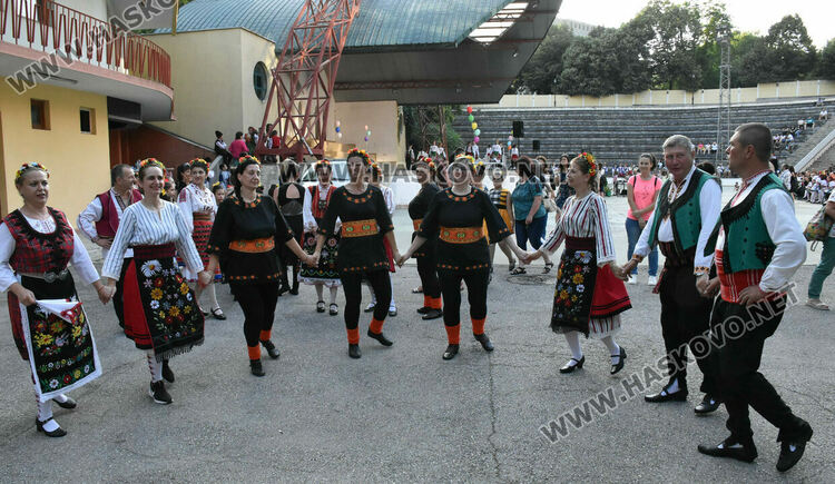 7 фолклорни състава, певци и музиканти изнесоха благотворителен концерт