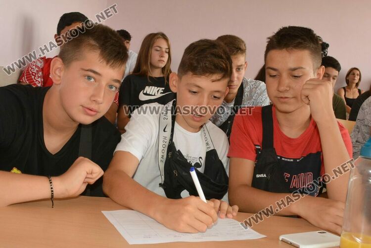 В Професионалната гимназия по лека промишленост се представиха оригинално пред седмокласници 