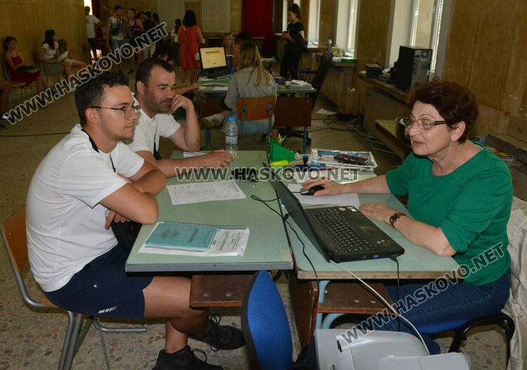 Димитрия Ночева (вдясно)