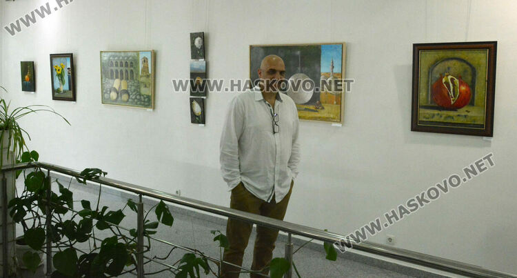 Художникът Павел Иванов подреди първата си изложба в Хасково – „В новия дом“