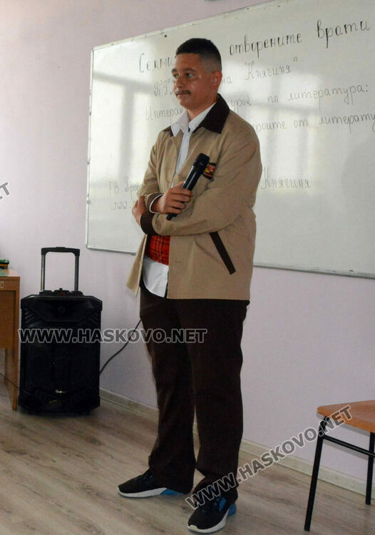 В Професионалната гимназия по лека промишленост се представиха оригинално пред седмокласници 